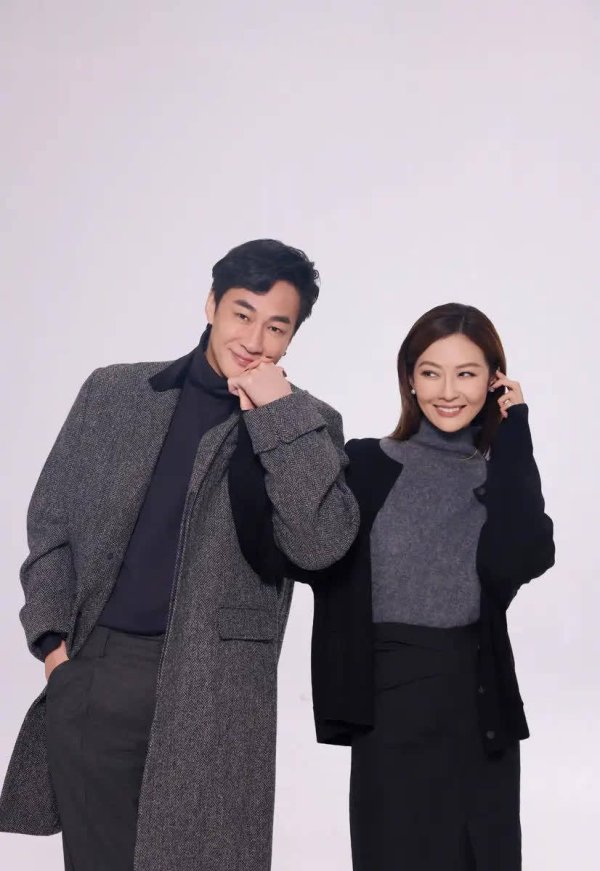 鼎盛配资 何润东49岁罕携娇妻秀恩爱，穿风衣帅气不减当年